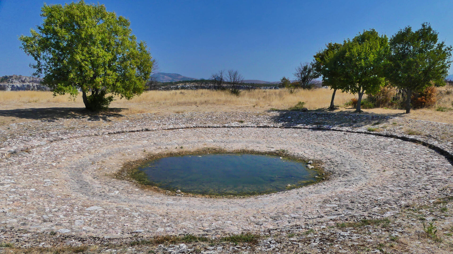 Lavogne, point d'eau destiné à récupérer l'eau de pluie pour abreuver le bétail crédit Hérault Tourisme